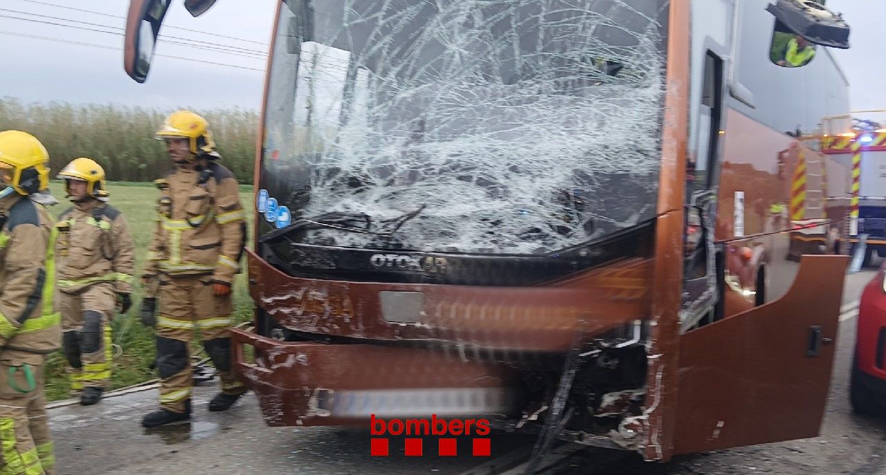 Un autobús destrossat després de xocar contra una furgoneta a Jafre, al Baix Empordà