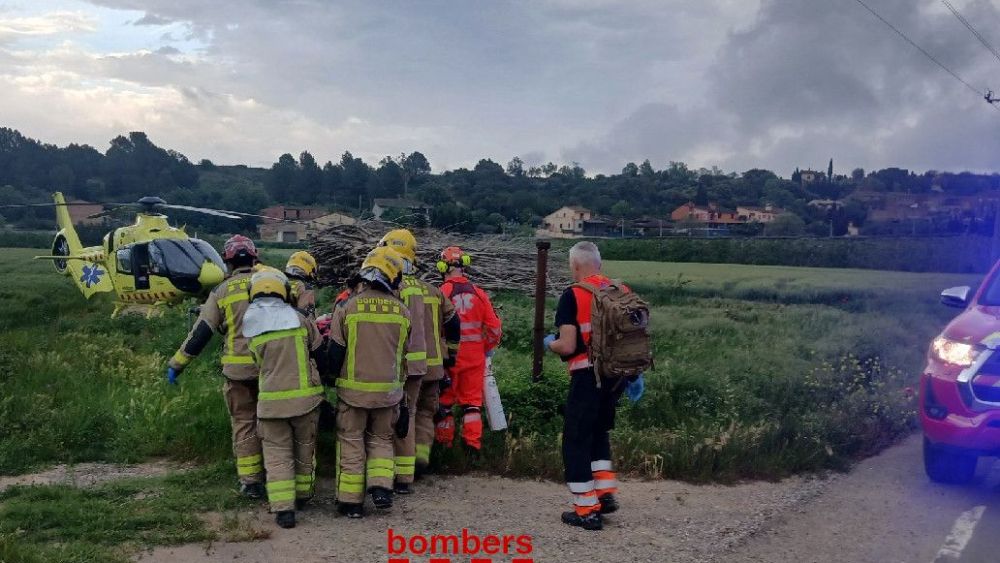 El SEM, amb un helicòpter medicalitzat, i els Bombers de la Generalitat en un accident entre un autobús i una furgoneta a Jafre