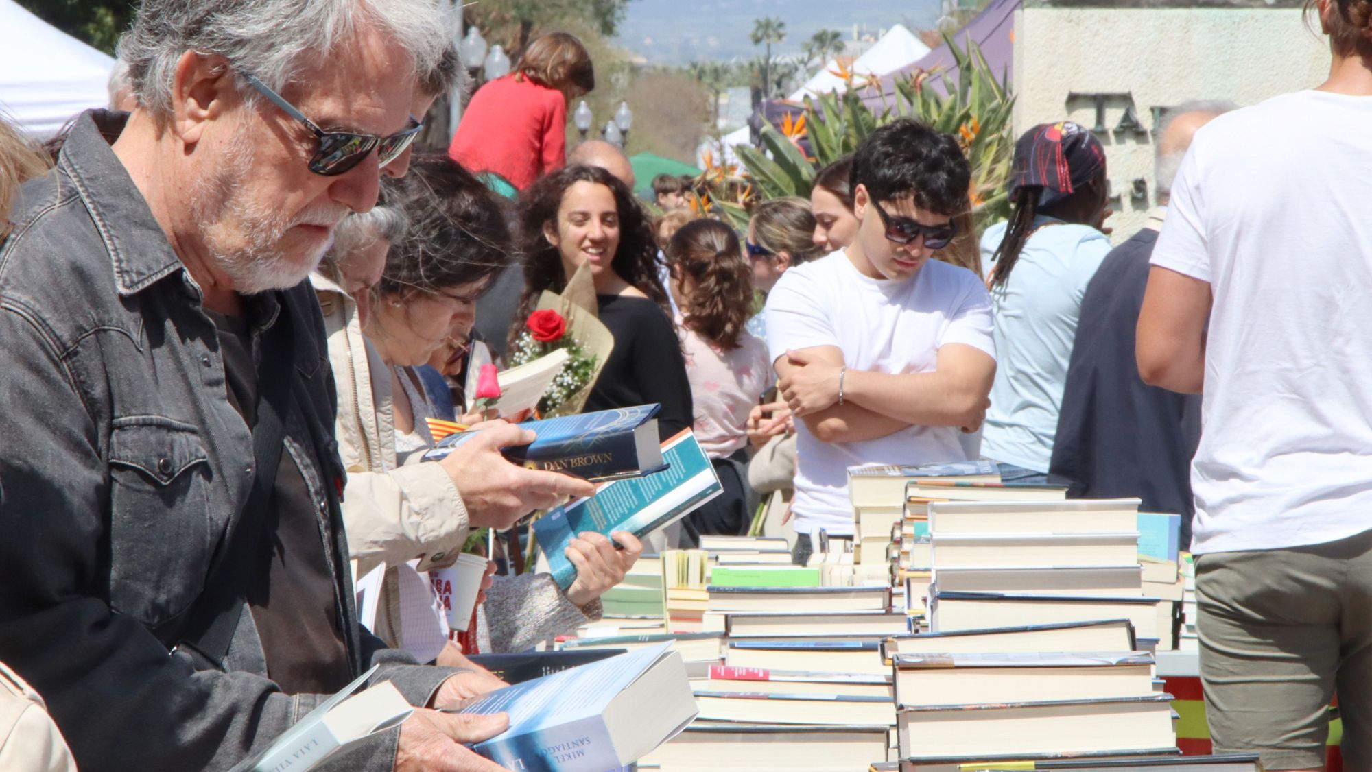 Gent mirant llibres en una parada de la Rambla Nova de Tarragona aquest Sant Jordi (2)