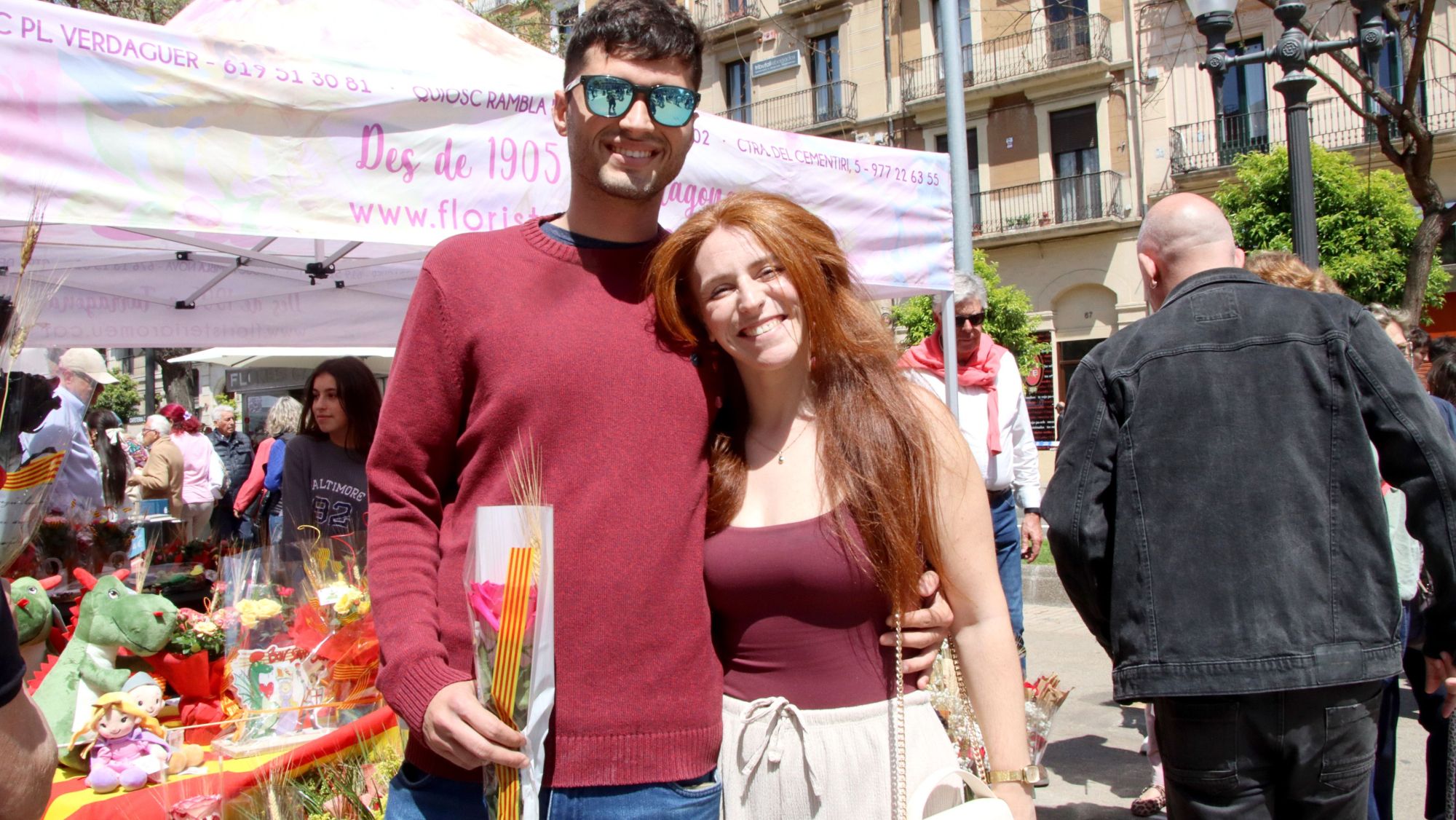 Una parella a la Rambla Nova de Tarragona per Sant Jordi