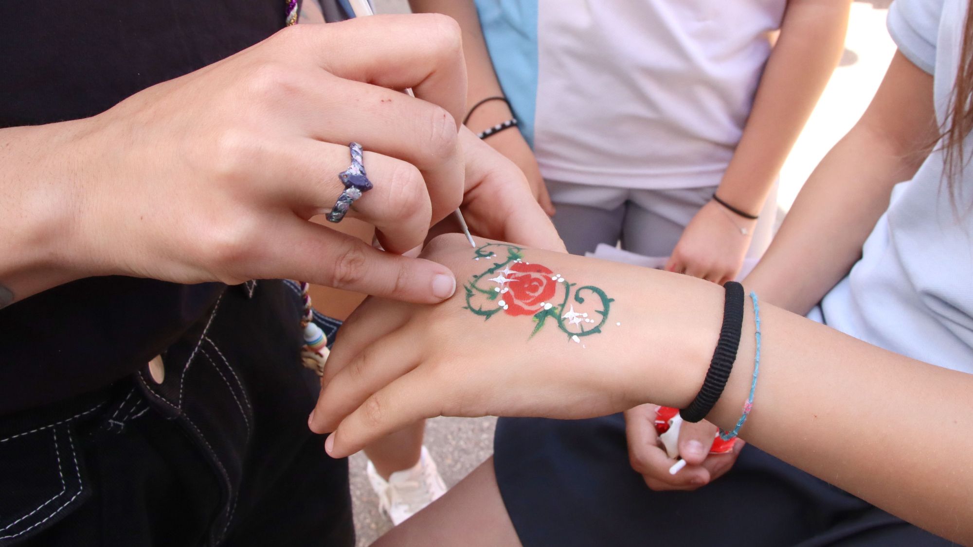 Imatge d'un taller de pintura de roses en una parada de la Rambla Nova de Tarragona
