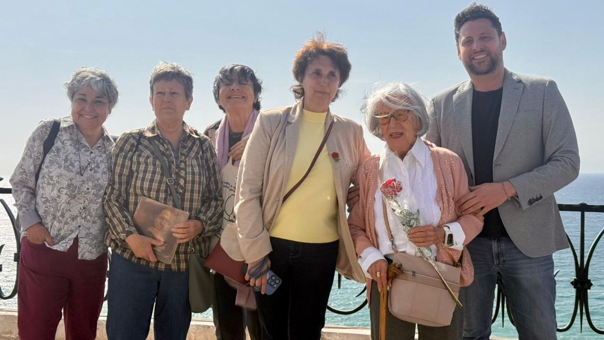 Viñuales entrega la rosa de Sant Jordi a Carme Ferrer Bosque, una veïna de 93 anys a Tarragona 1
