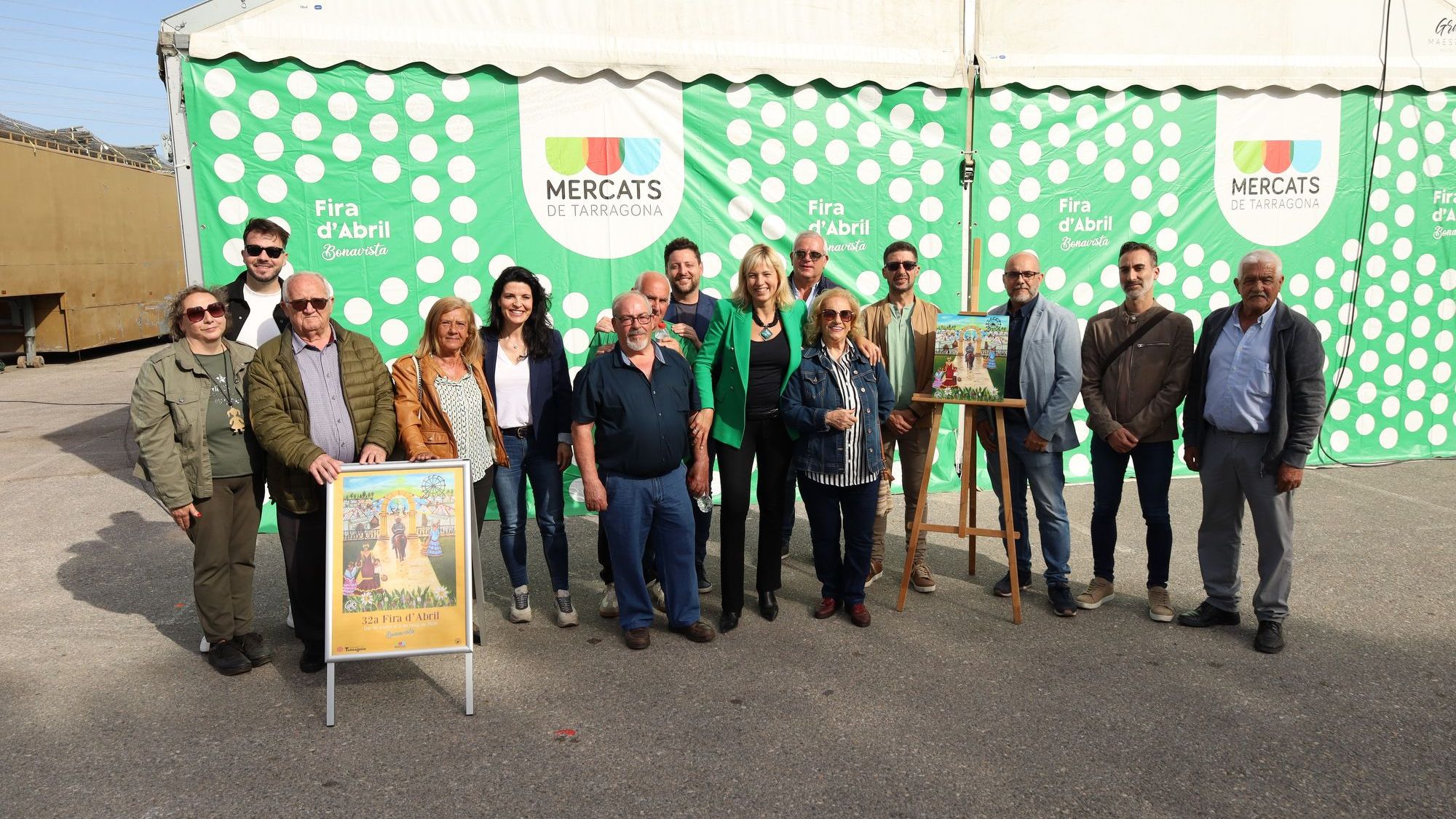 Les autoritats, entre elles l'alcalde Rubén Viñuales i la presidenta de Mercats de Tarragona, Montse Adan, inauguren la Fira d'Atraccions de la Fira d’Abril de Bonavista  FOTO David Oliete