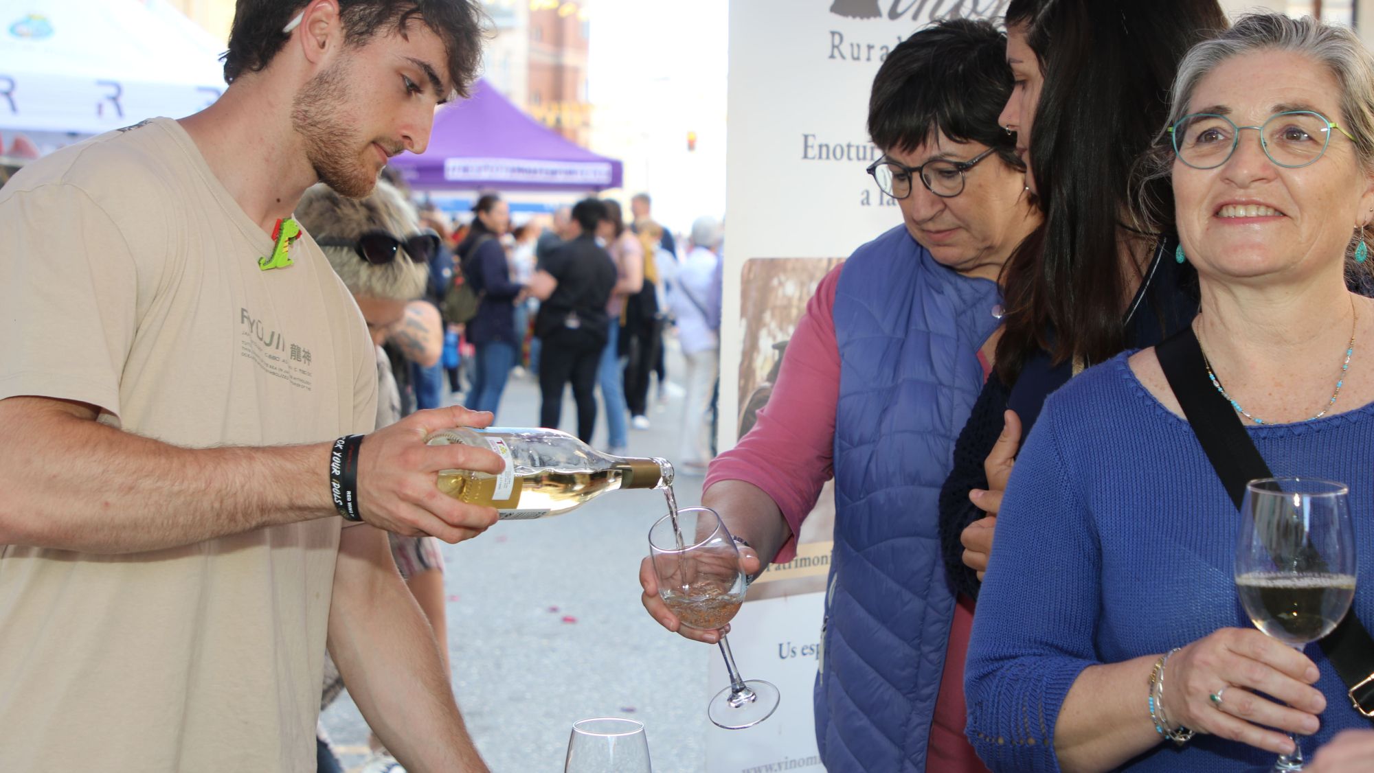 Tast de vins de la DO Terra Alta durant la diada de Sant Jordi a Roquetes