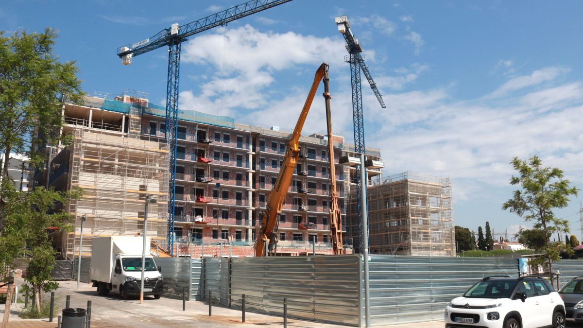 Un solar en plena construcció d’habitatges i pisos