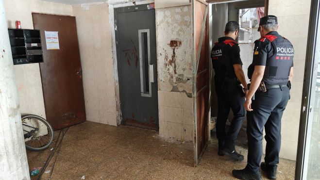 Entrada d'un dels pisos escorcollats al barri de Campclar