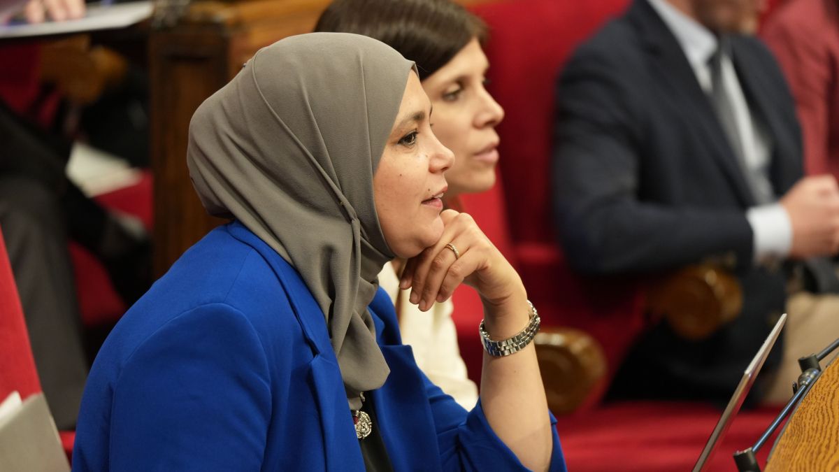 La diputada d'ERC Najat Driouech durant el debat de la moció sobre els discursos d'odi i la discriminació (2)