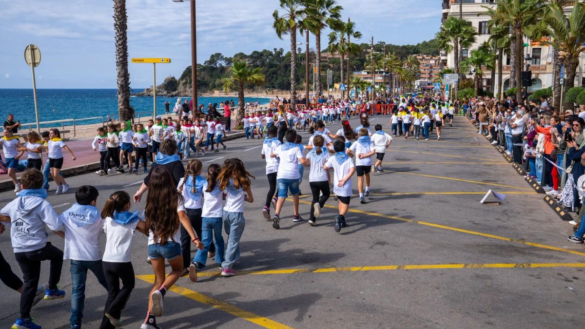 Lloret de Mar porta la dansa tradicional al carrer amb alumnes de primària 1