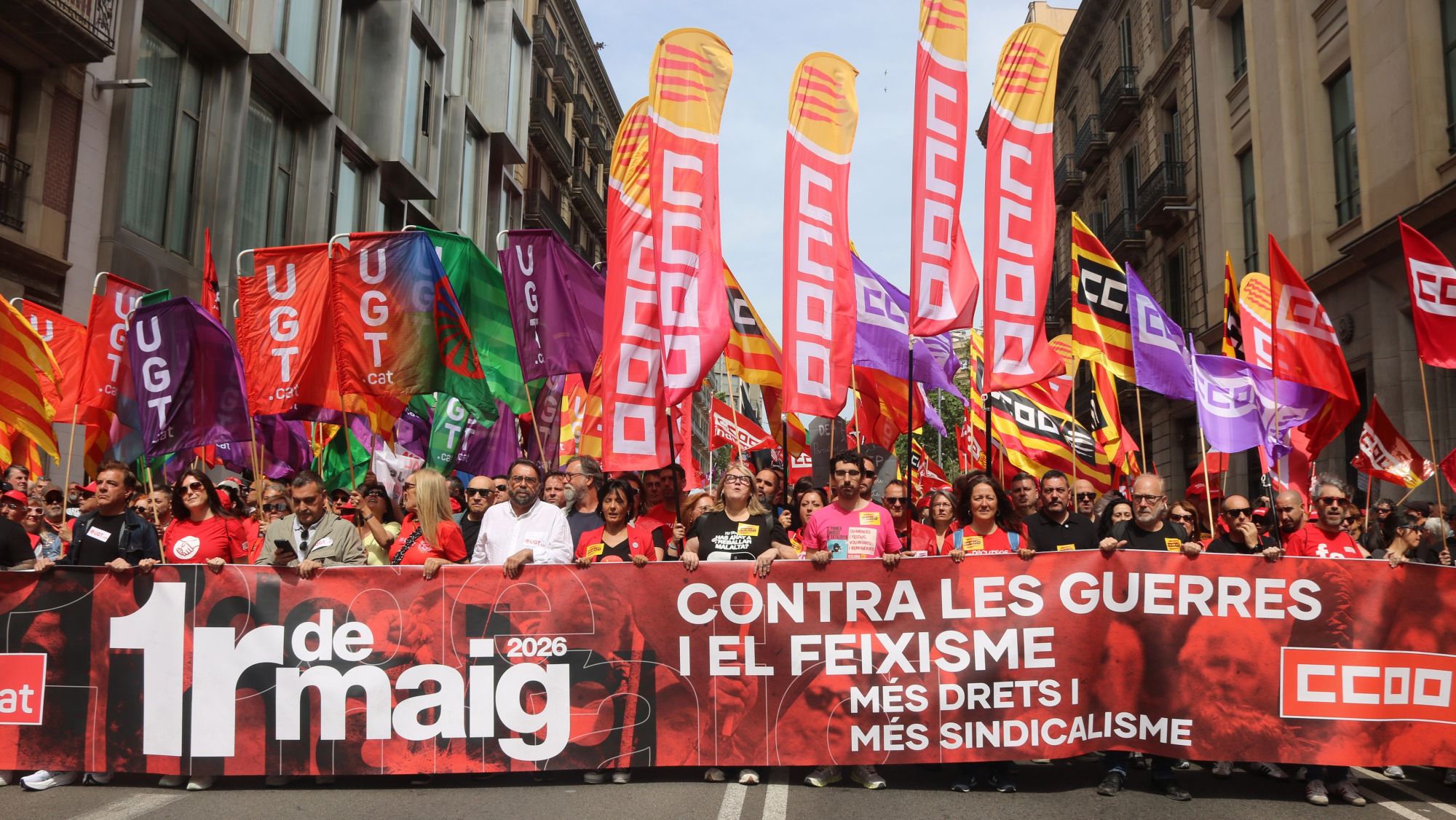 Capçalera de la manifestació del Primer de Maig convocada pels sindicats CCOO i UGT sota el lema 'Contra les guerres i el feixisme, més drets i més sindicalisme