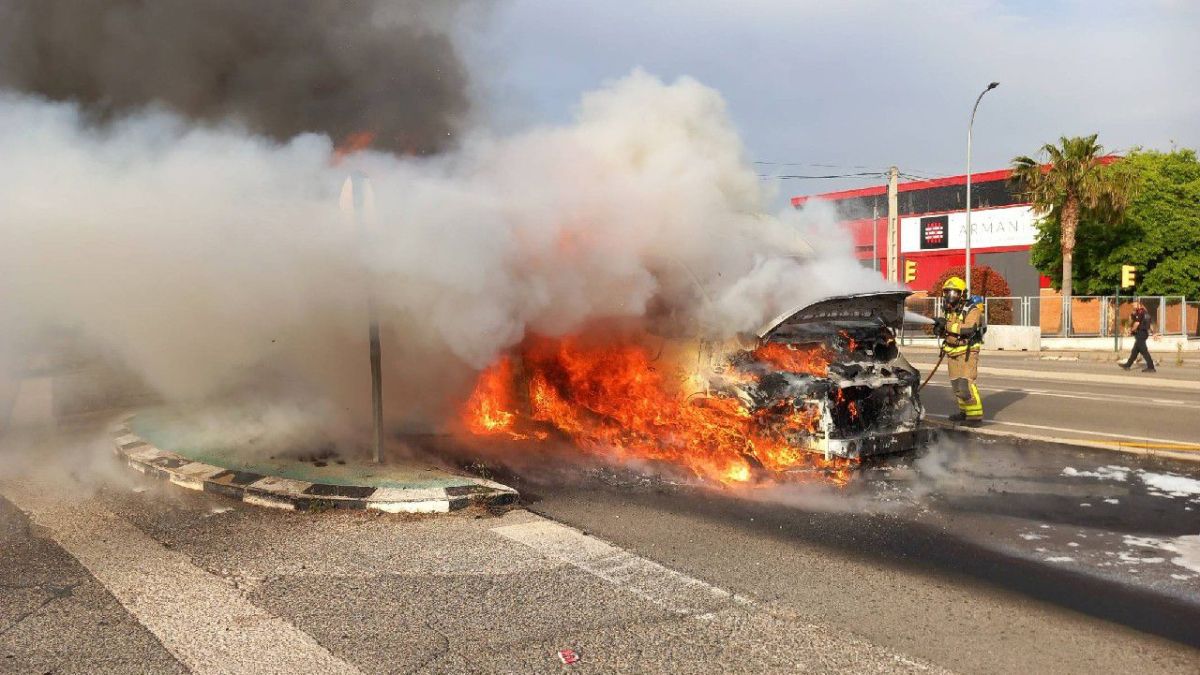 Incendi d'una furgoneta a la C 37 a Valls 1