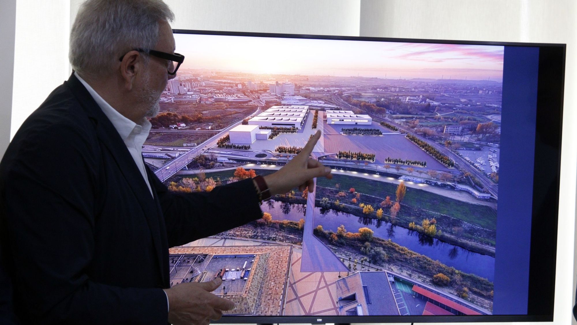 L'alcalde de Lleida, Fèlix Larrosa, mostra una imatge virtual sobre com podria ser el futur recinte de Fira de Lleida