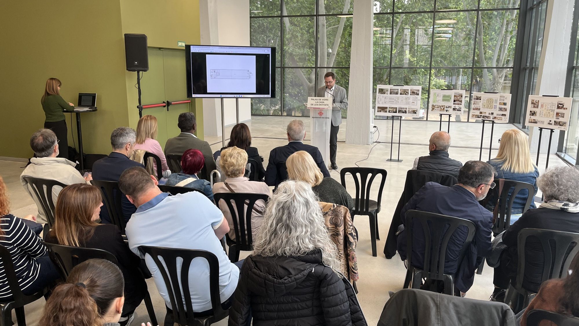 El regidor de Participació de Lleida, Roberto Pino, presenta el nou Palau de Vidre