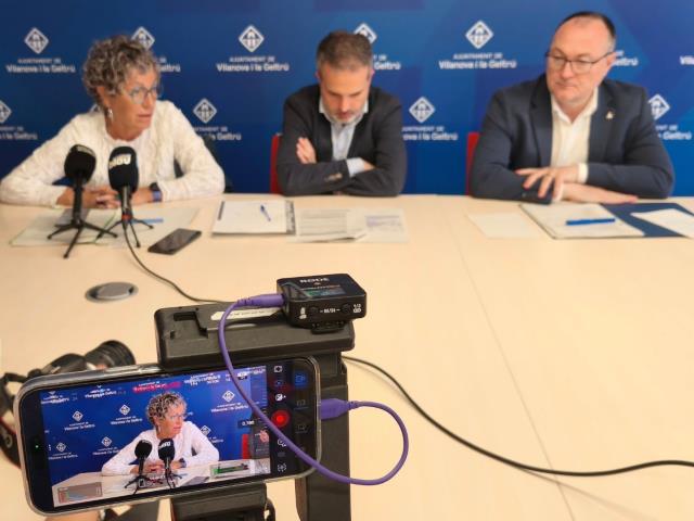 L'alcalde de Vilanova, Juan Luis Ruiz; la regidora d'Habitatge, Iolanda Sánchez; i el regidor d'Urbanisme, Gerard Llobet