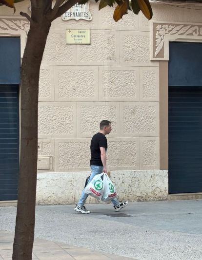 El presumpte agressor passant sota el domicili de la víctima