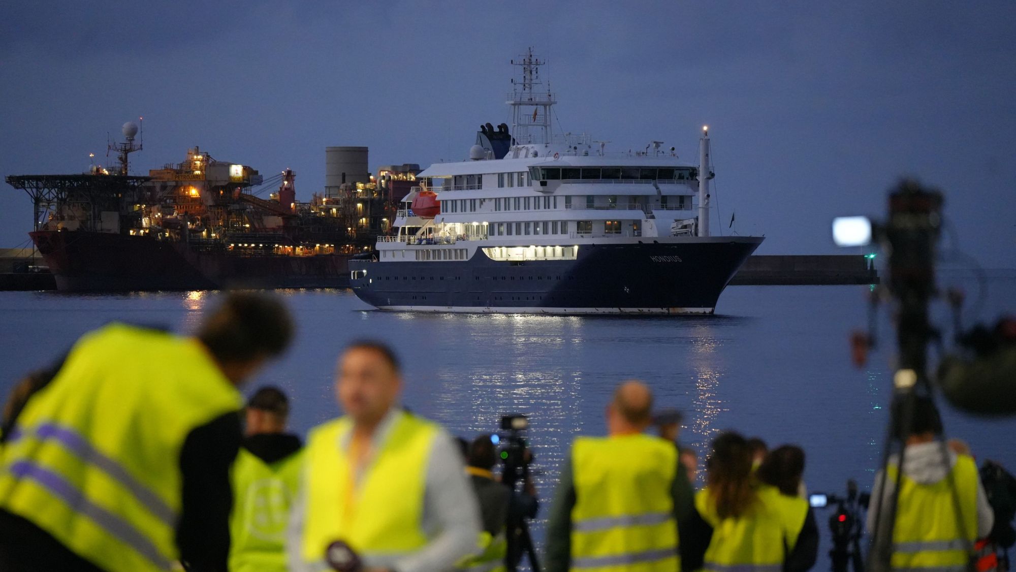 El vaixell Hondius dins del port de Granadilla, a Tenerife