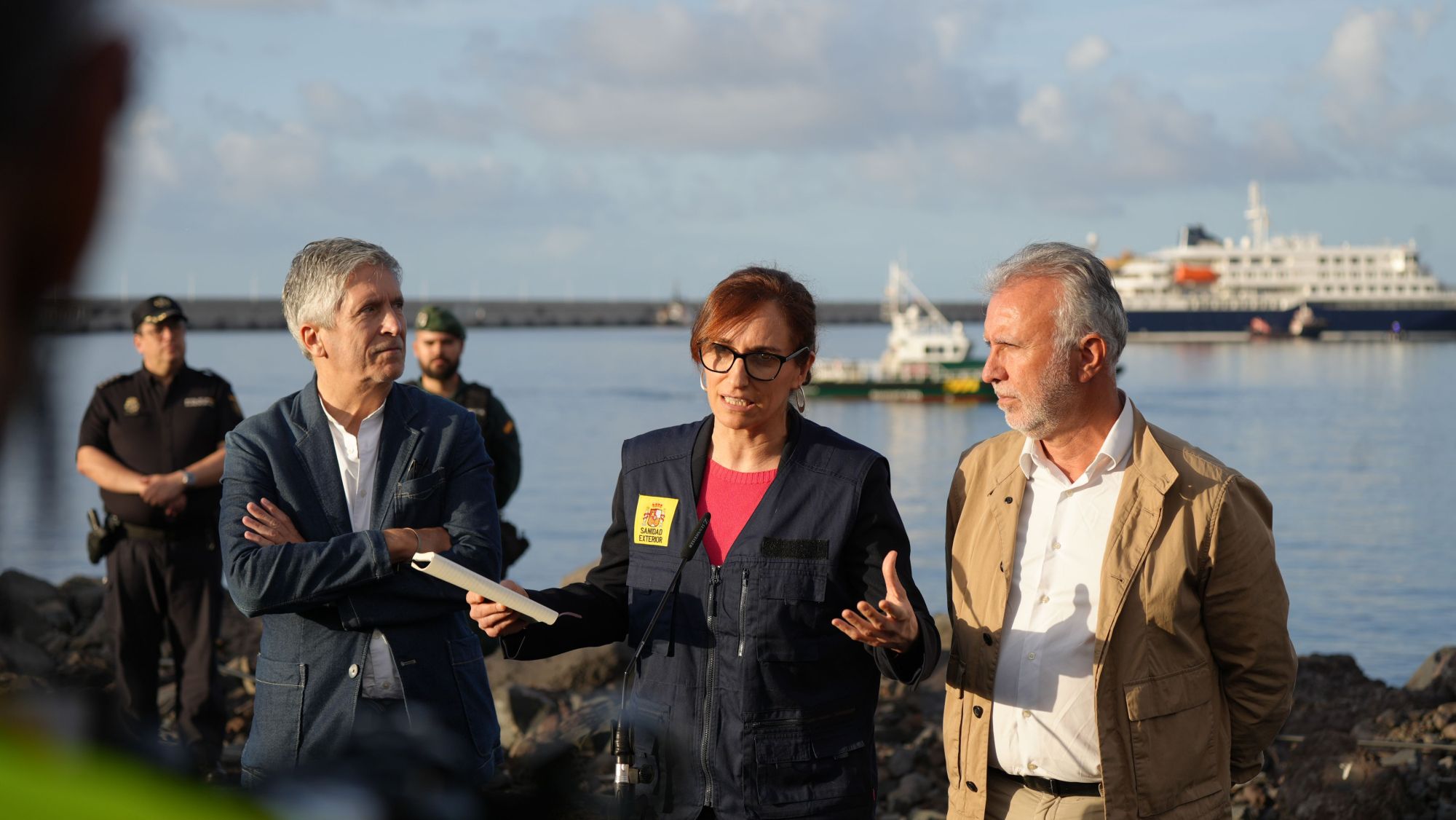 La ministra de Sanitat, Mónica García, acompanyada dels ministres d’Interior, Fernando Grande Marlaska, i de Política Territorial, Ángel Víctor Torres, explica del dispositiu al Port de Granadilla.