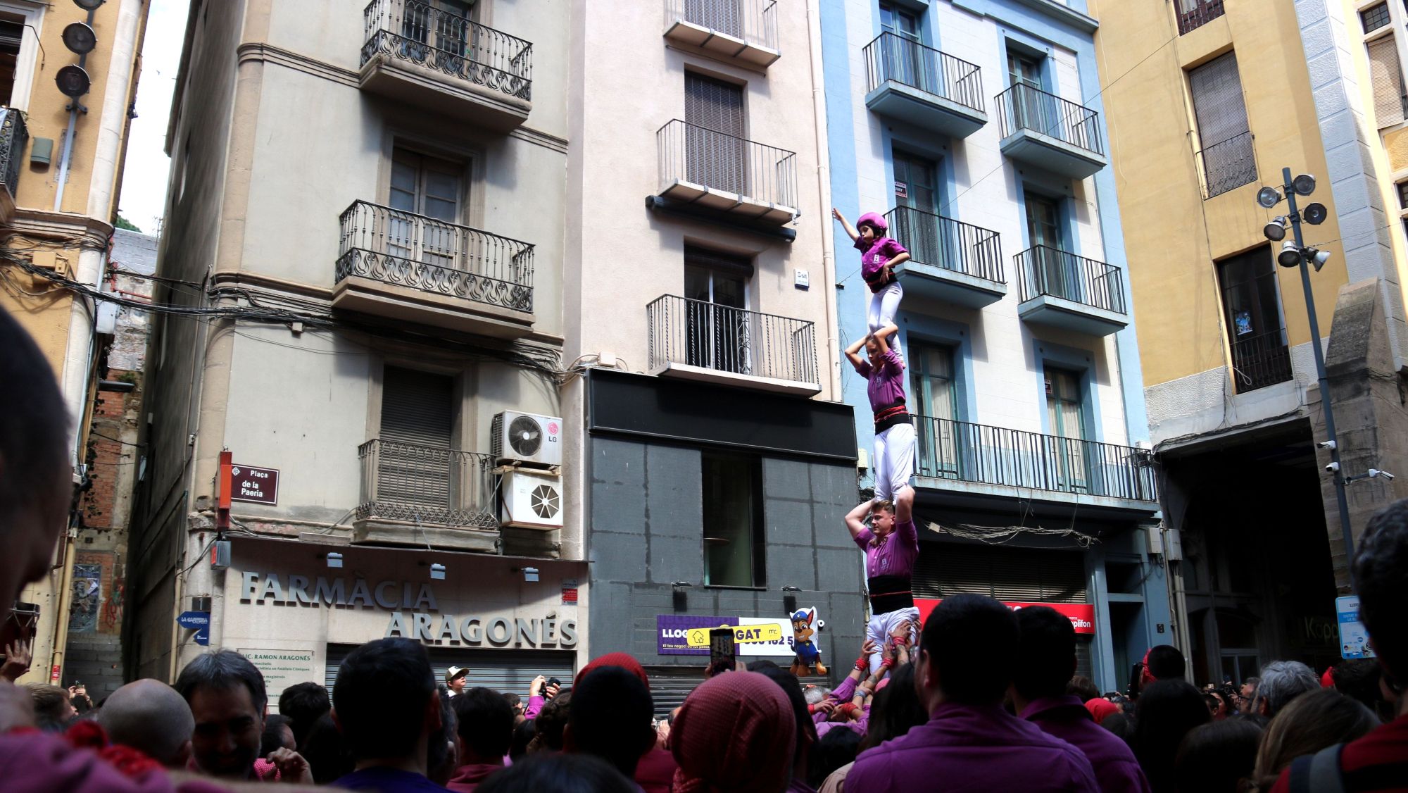 Diada castellera a la plaça Paeria de Lleida en el marc de les Festes de Maig