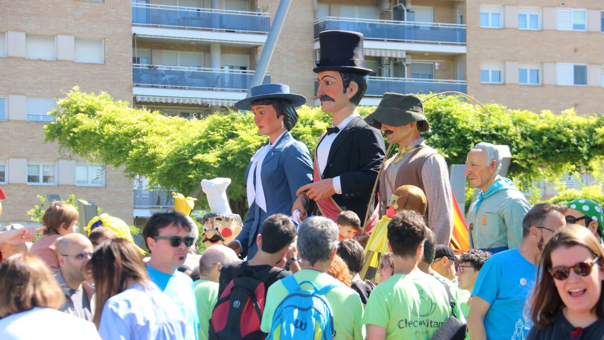 Plantada de gegants a la plaça Blas Infante de Lleida durant el tercer dia de festa major
