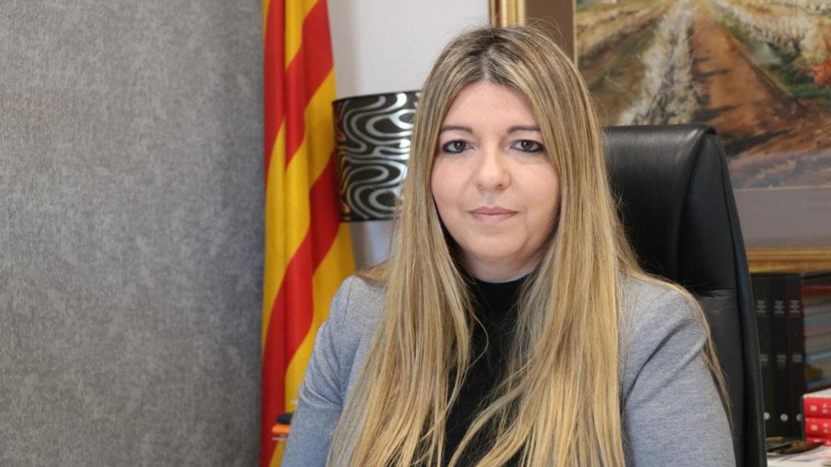 L'alcaldessa de Vilobí del Penedès, Esther Vallès, en una entrevista amb l'ACN