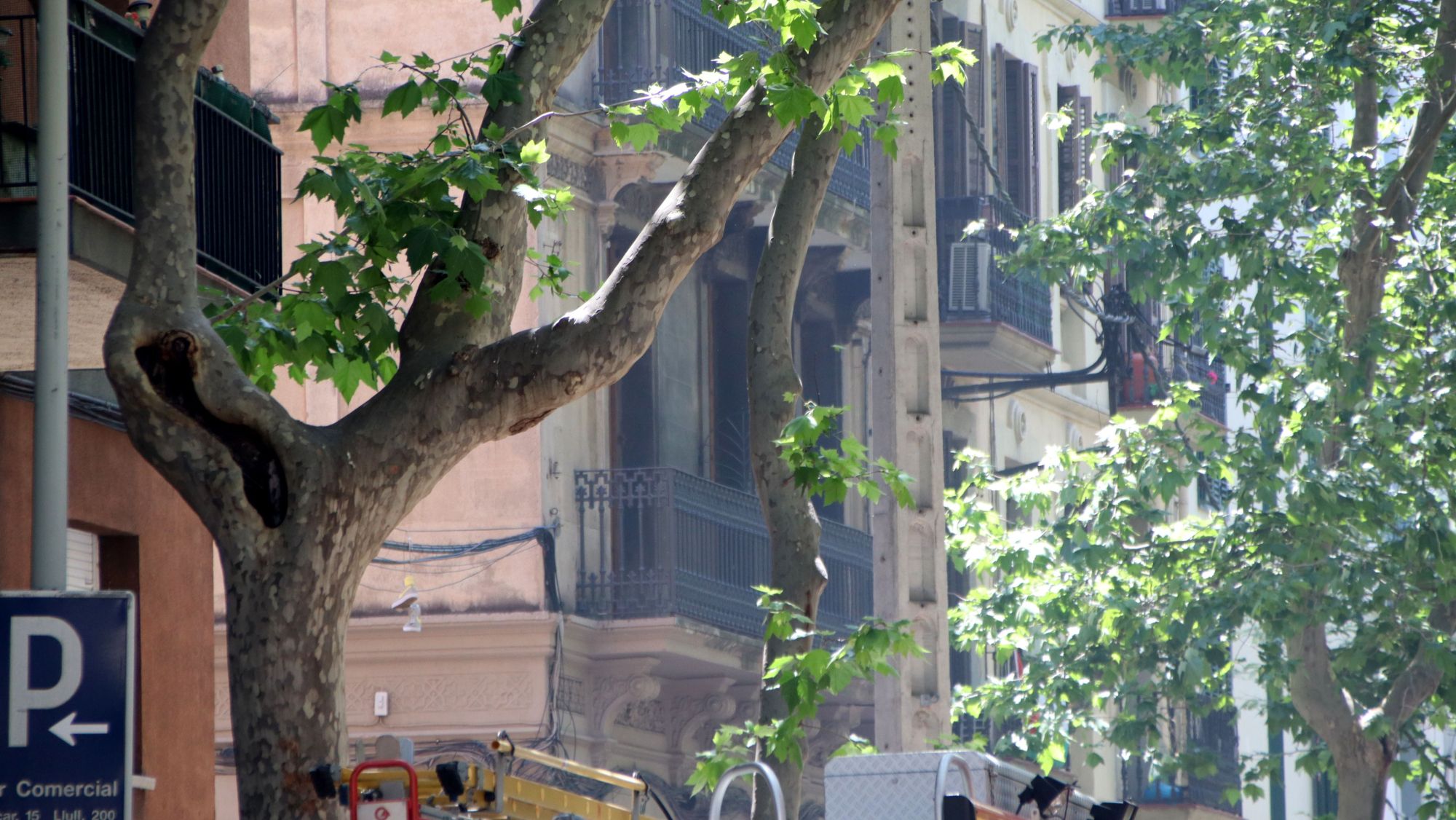 Fum a la cantonada dels carrers Venero i Pujades