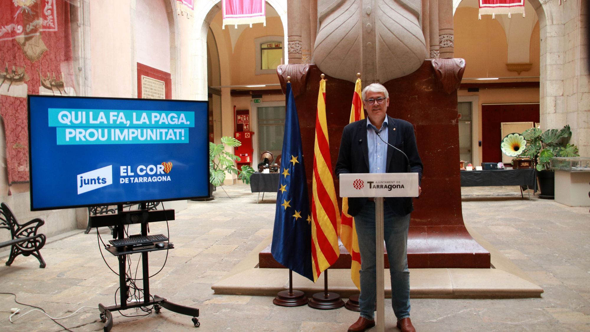 Jordi Sendra, portaveu de Junts a l’Ajuntament de Tarragona. durant la roda de premsa per presentar la seva proposta perquè l'Ajuntament sigui part acusatòria en els procediments penals contra els furts