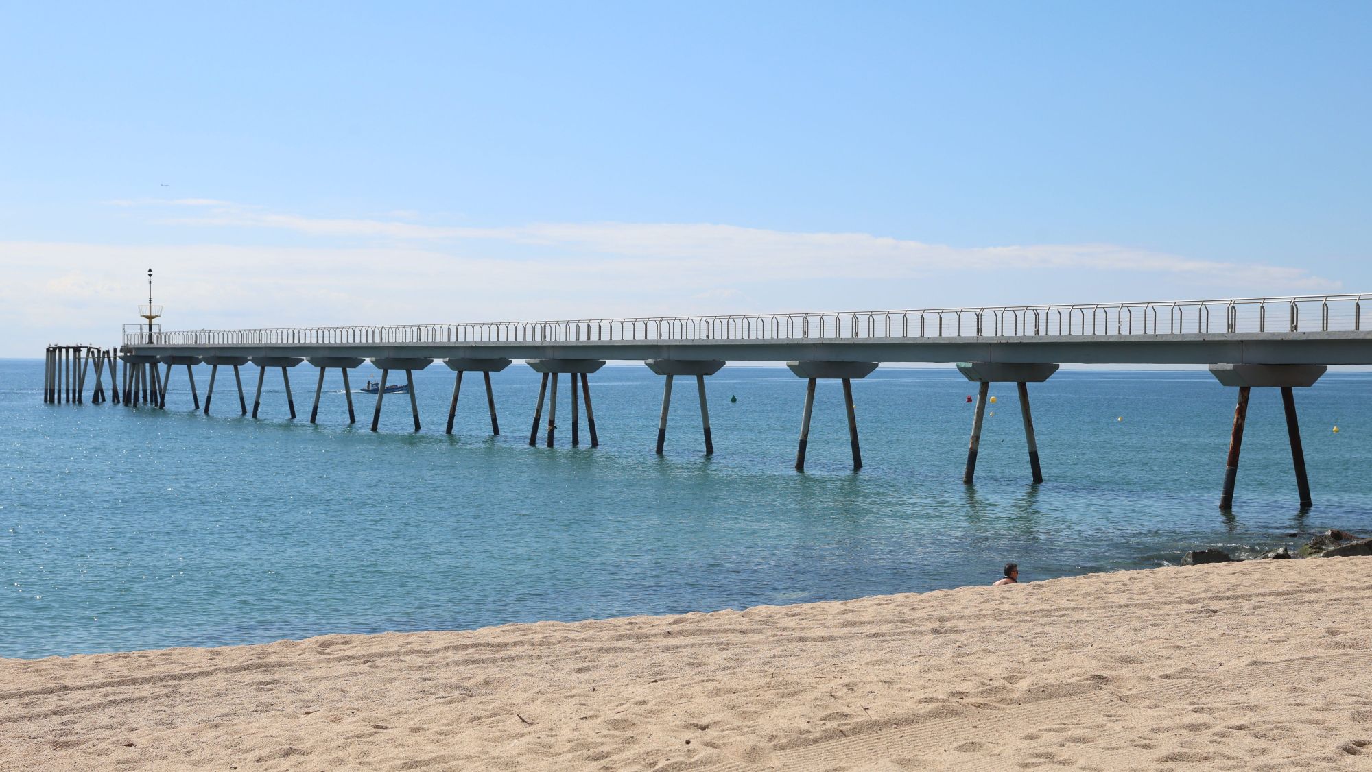 Vista del Pont del Petroli des de la platja