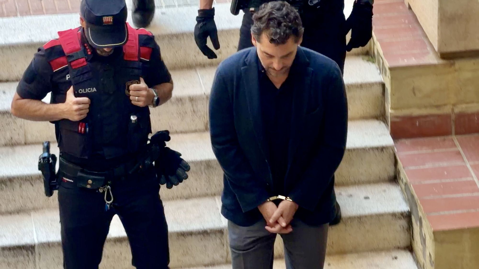 Jonathan Andic, emmanillat custodiat per un Mosso d’Esquadra als jutjats de Martorell