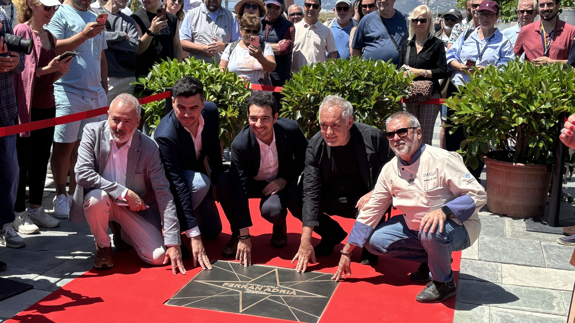 Castelldefels ret un tribut a Ferran Adrià amb una estrella al passeig Marítim (2)