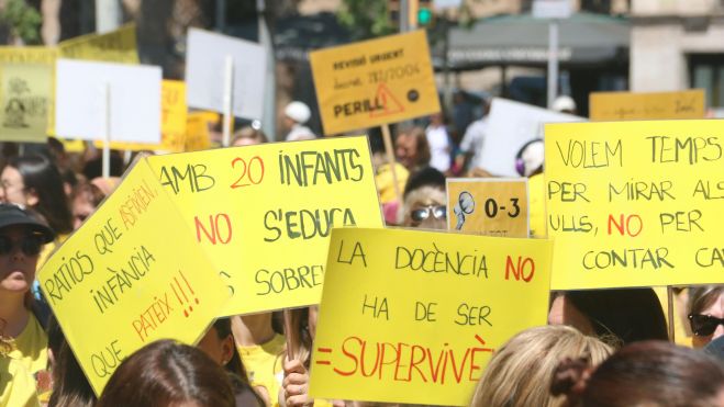 Pancartes reivindicatives en la manifestació de professionals de les escoles bressol