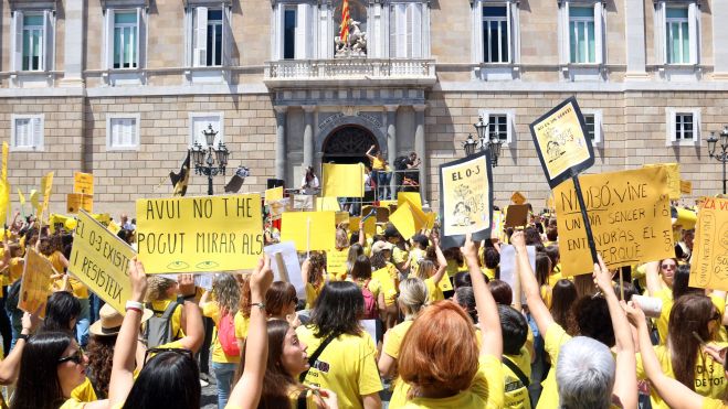 Milers de mestres d'educació infantil 0-3 omplen la plaça Sant Jaume