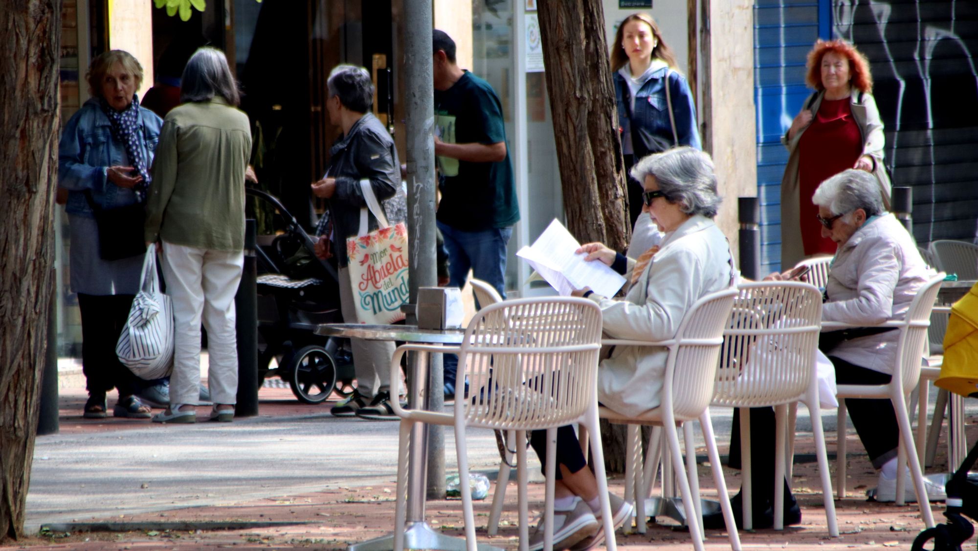 Dues dones assegudes en taules en una terrassa a Sant Antoni (Eixample)