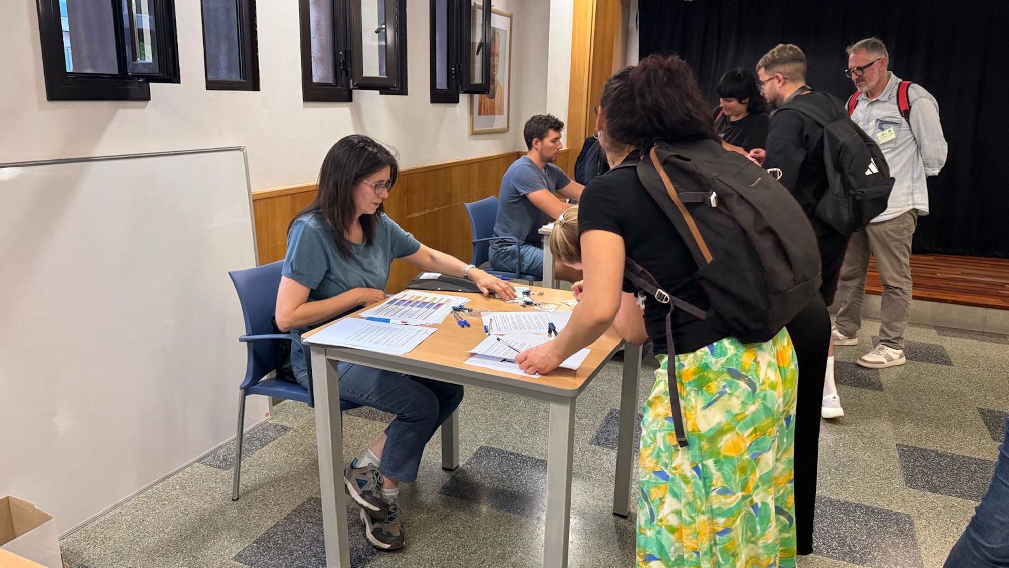 Diversos voluntaris just abans de sortir a fer el recompte de sensesostre a Girona