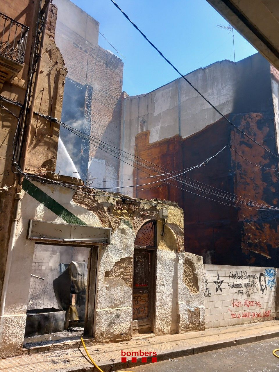 Incendi en un solar de Reus