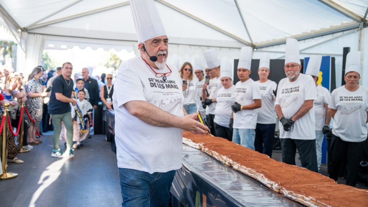 Salou reparteix 2.000 racions del tiramisú més gran del món
