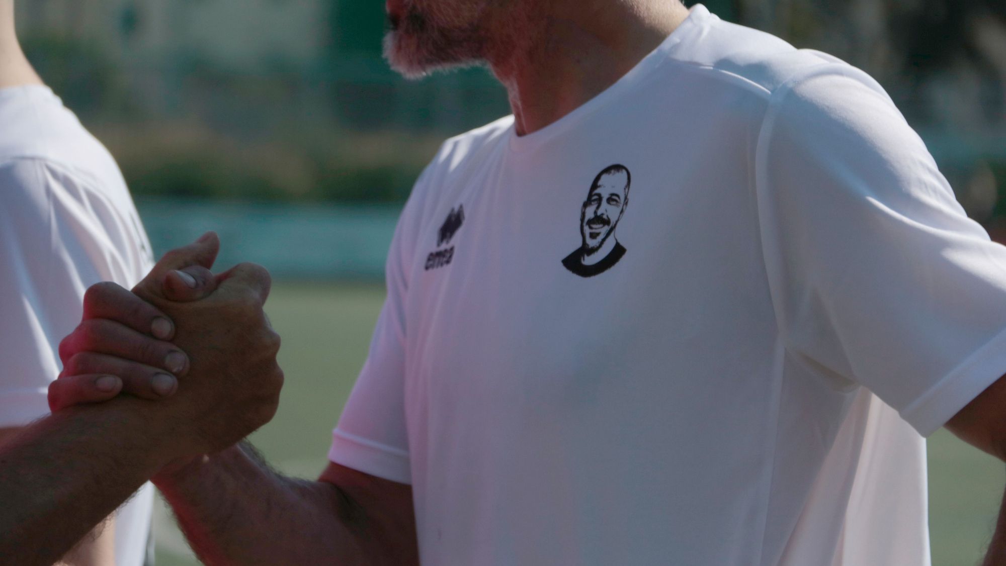 Detall de la samarreta del partit en homenatge a Antonio Serrano, el bomber que va morir durant les tasques d'extinció de l'incendi del Baix Ebre l'estiu passat