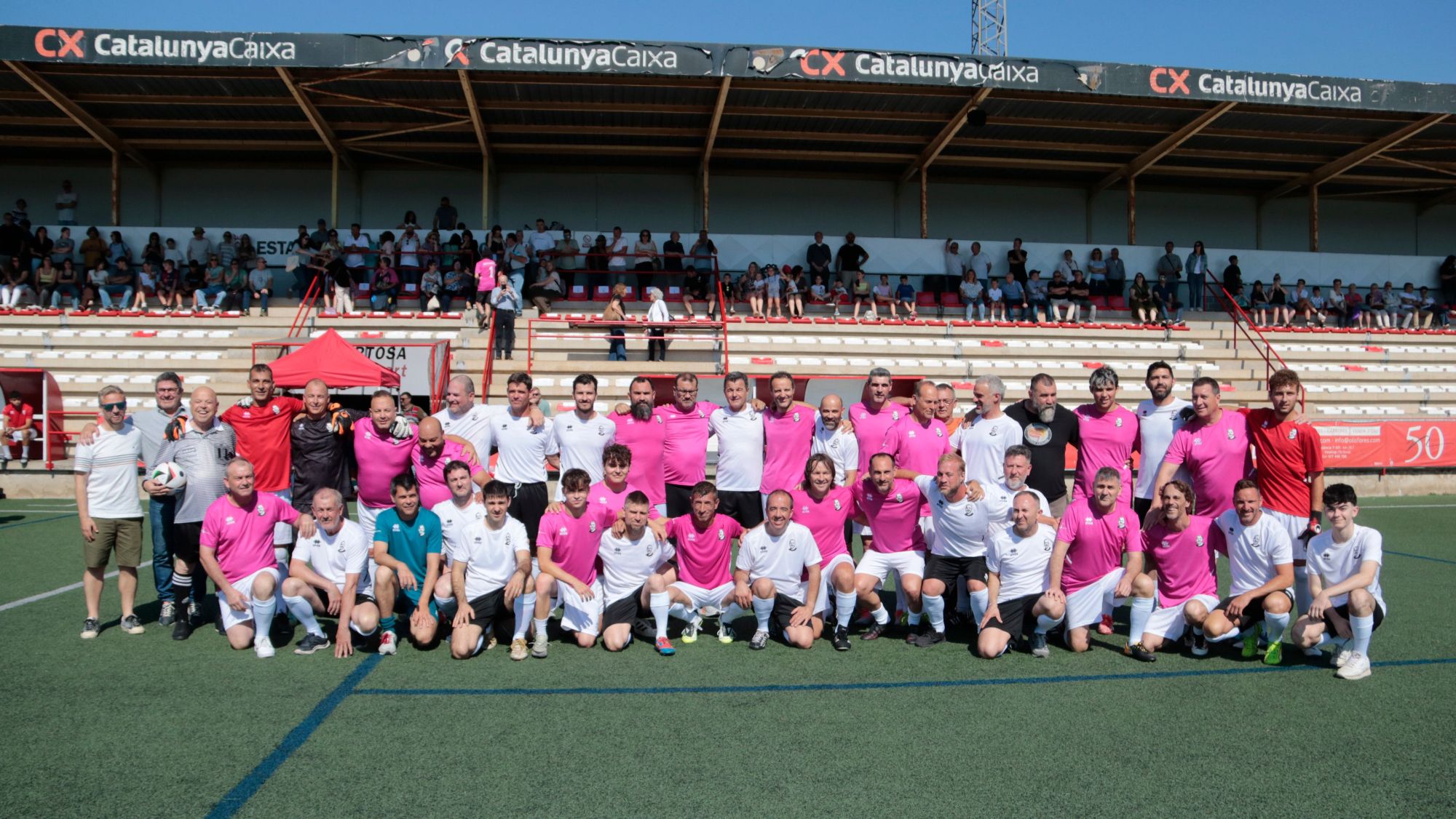 Fotografia de família dels jugadors que han disputat el partit homenatge a Antonio Serrano, el bomber que va morir durant les tasques d'extinció de l'incendi del Baix Ebre l'estiu passat