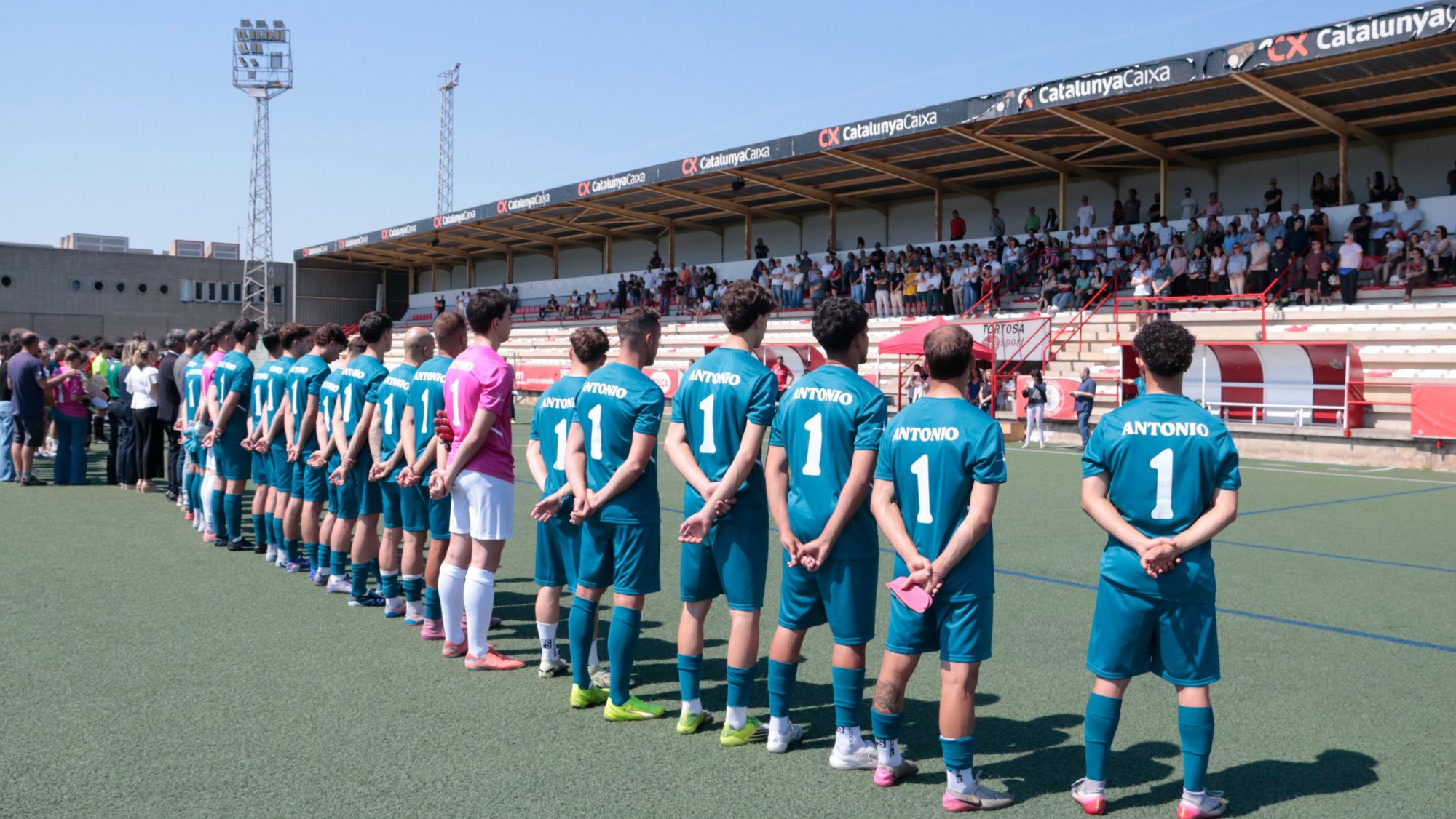 Minut de silenci previ al partit homenatge a Antonio Serrano, el bomber que va morir a l'incendi del Baix Ebre l'estiu passat