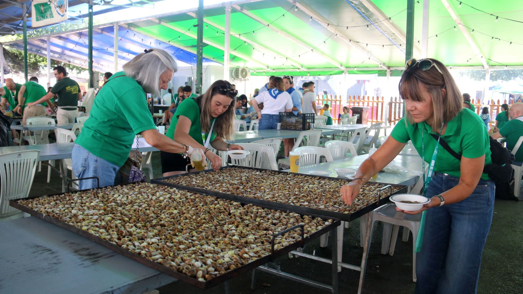 Penyistes preparen llaunes de caragols per dinar durant la jornada central del 45è Aplec del Caragol de Lleida