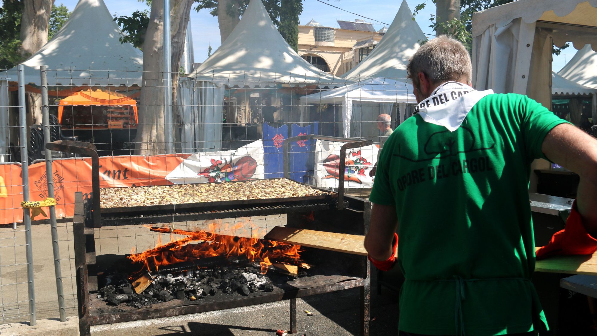 Un collista remena les brases per fer caragols a la llauna