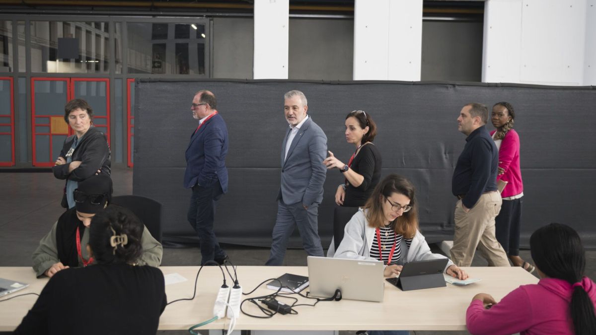 Jaume Collboni visita el Pavelló Firal 2 on s'atenen migrants que busquen la regularització 1