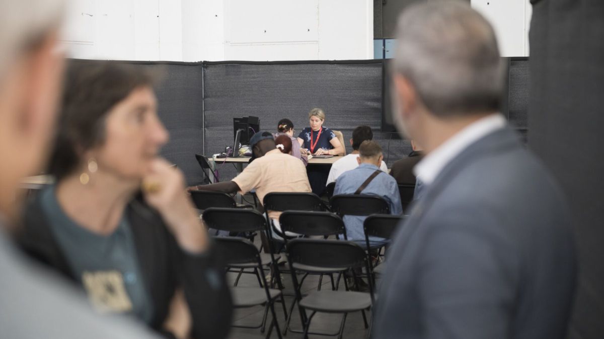 Jaume Collboni visita el Pavelló Firal 2 on s'atenen migrants que busquen la regularització 2
