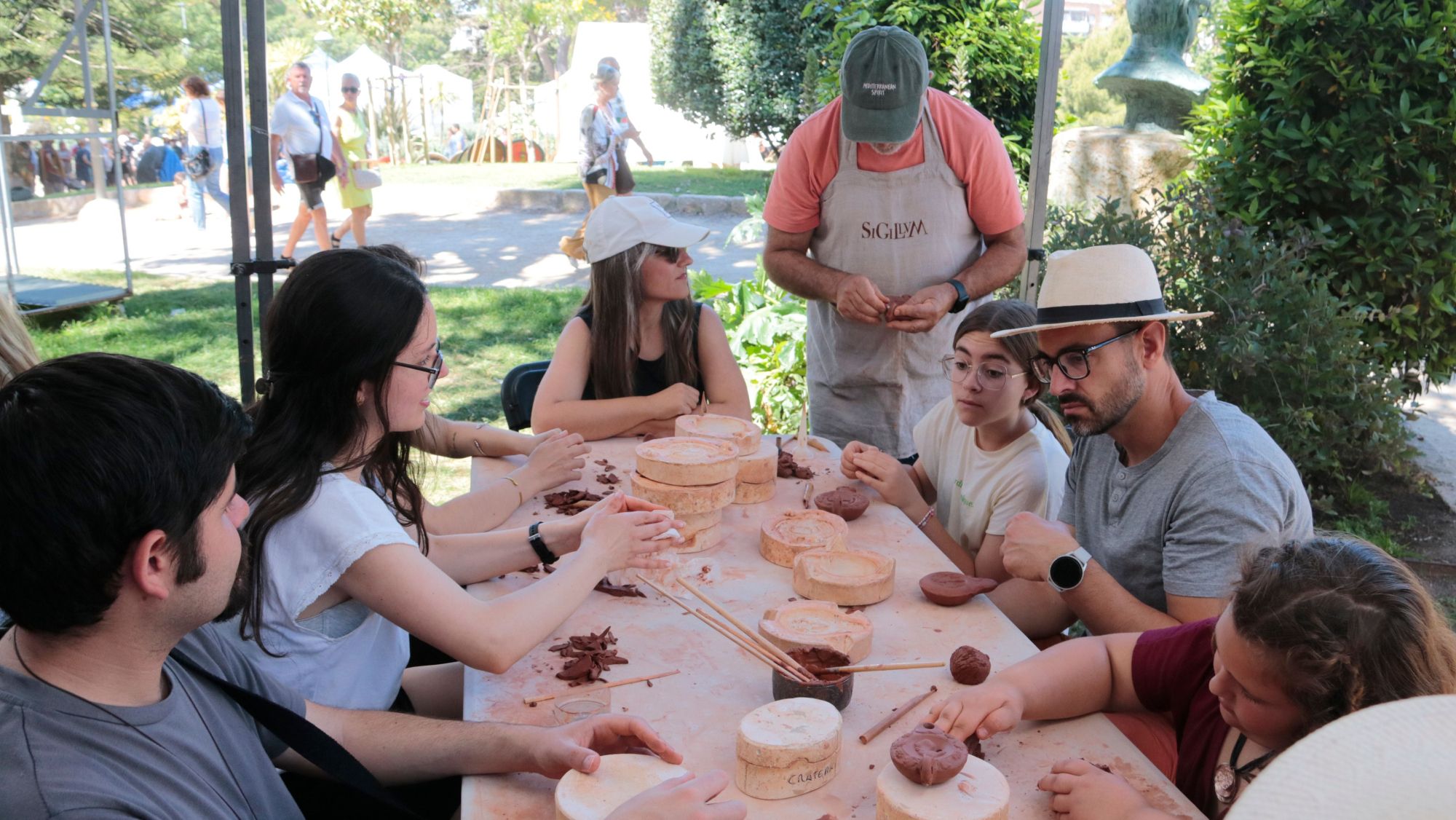 Un dels tallers de Tarraco Viva ha consistit en l'elaboració de llànties de fang