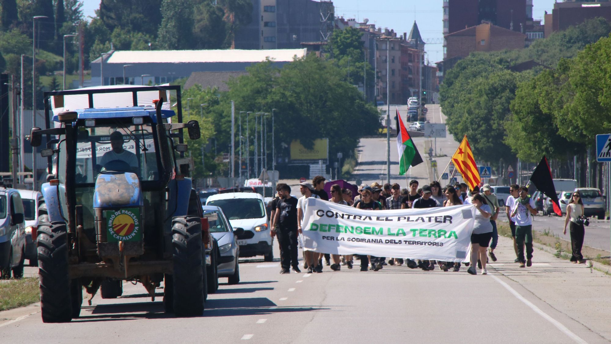 La manifestació, amb una vuitantena de persones, que tancava la tractorada en direcció a l'Eix Transversal