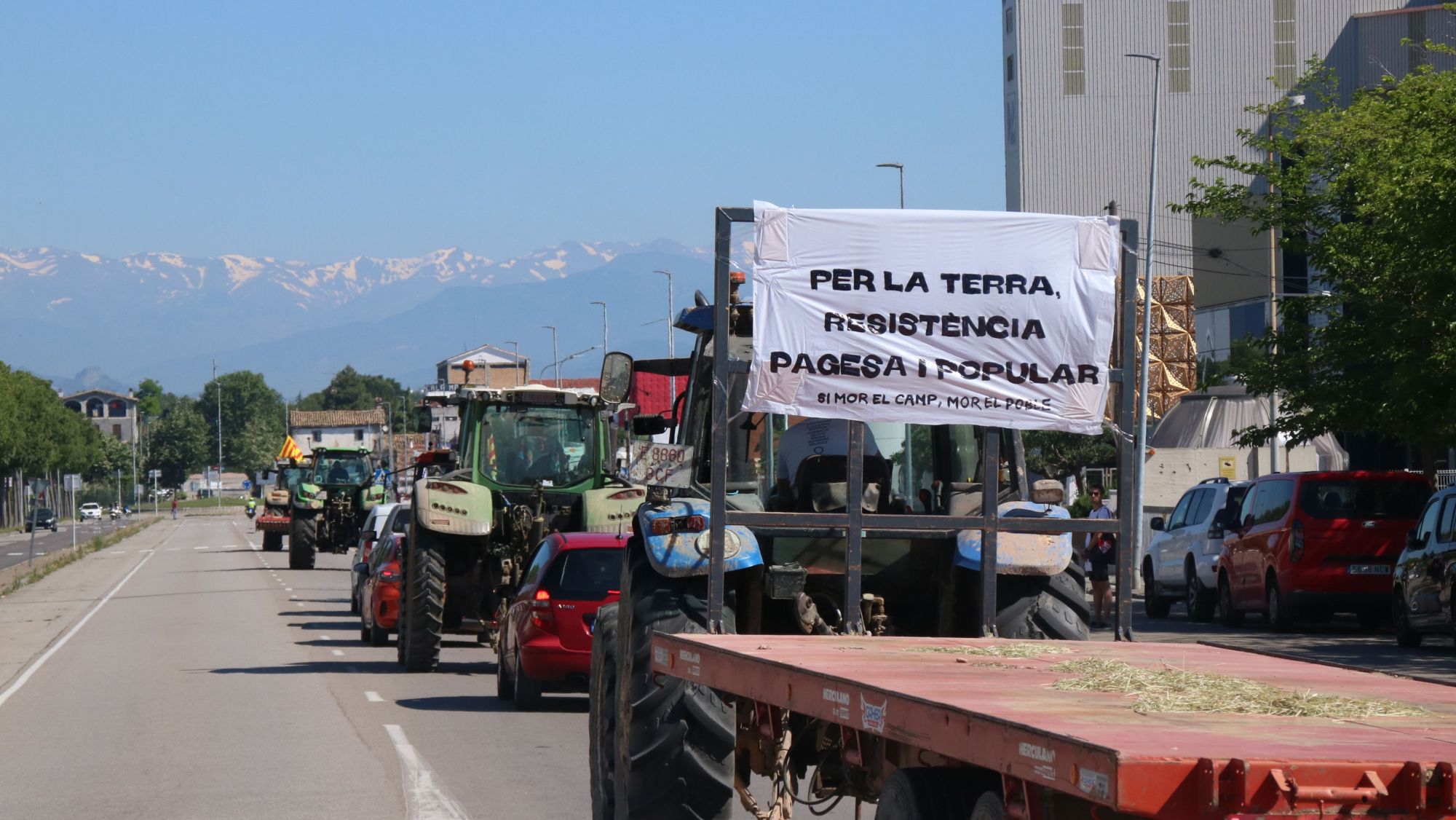 La desfilada de tractors per la zona del polígon industrial Mas Beuló