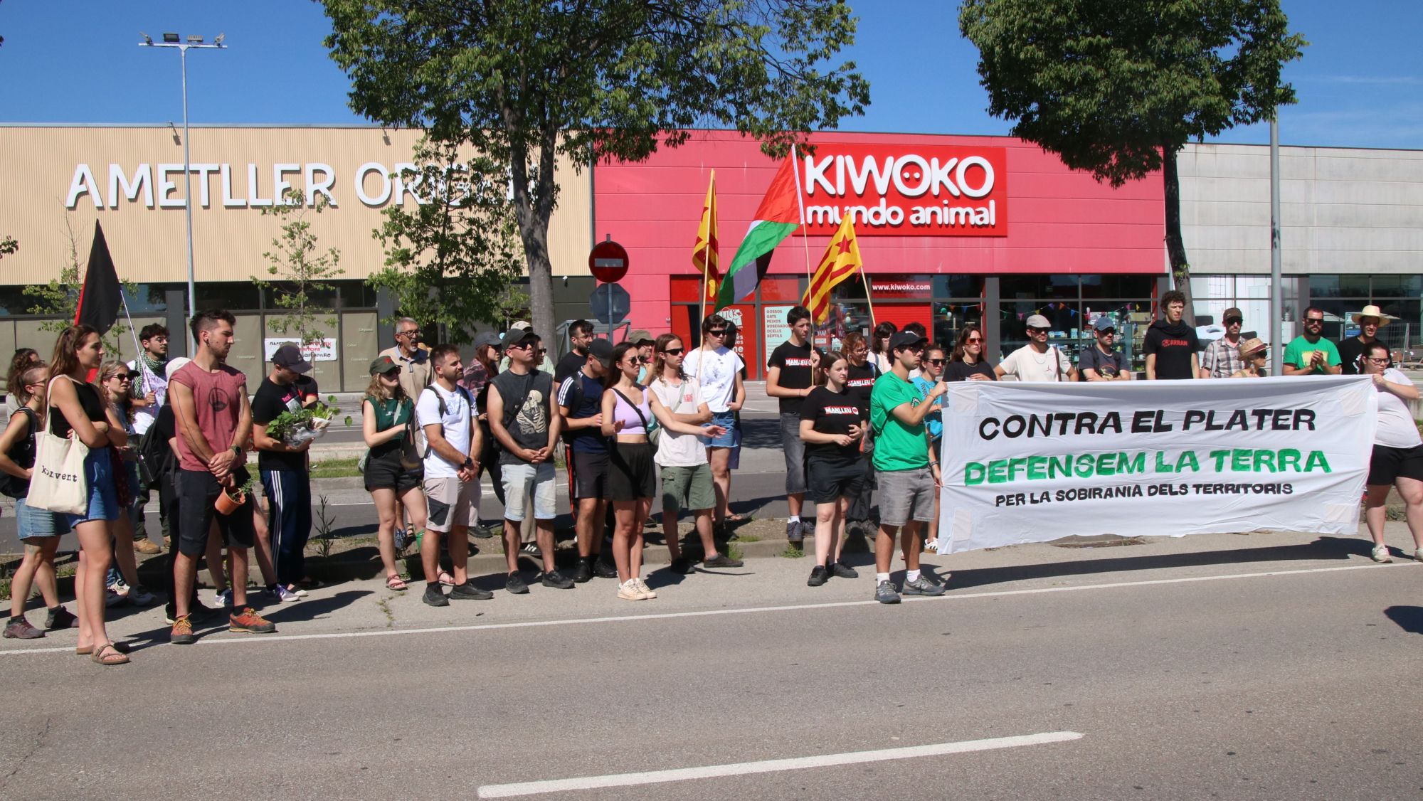 La mobilització en un moment de la protesta s'ha aturat davant el local d'Ametller Origen