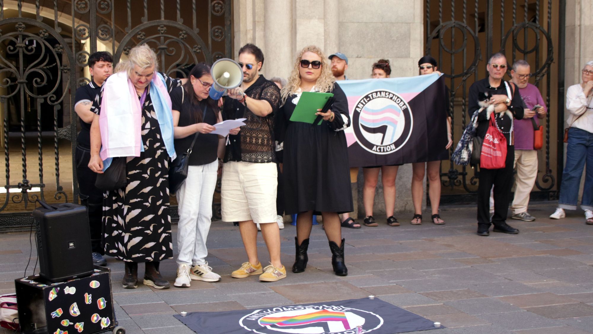 Concentració reivindicativa a la plaça del Vi per recordar la dona trans assassinada dimarts a Figueres
