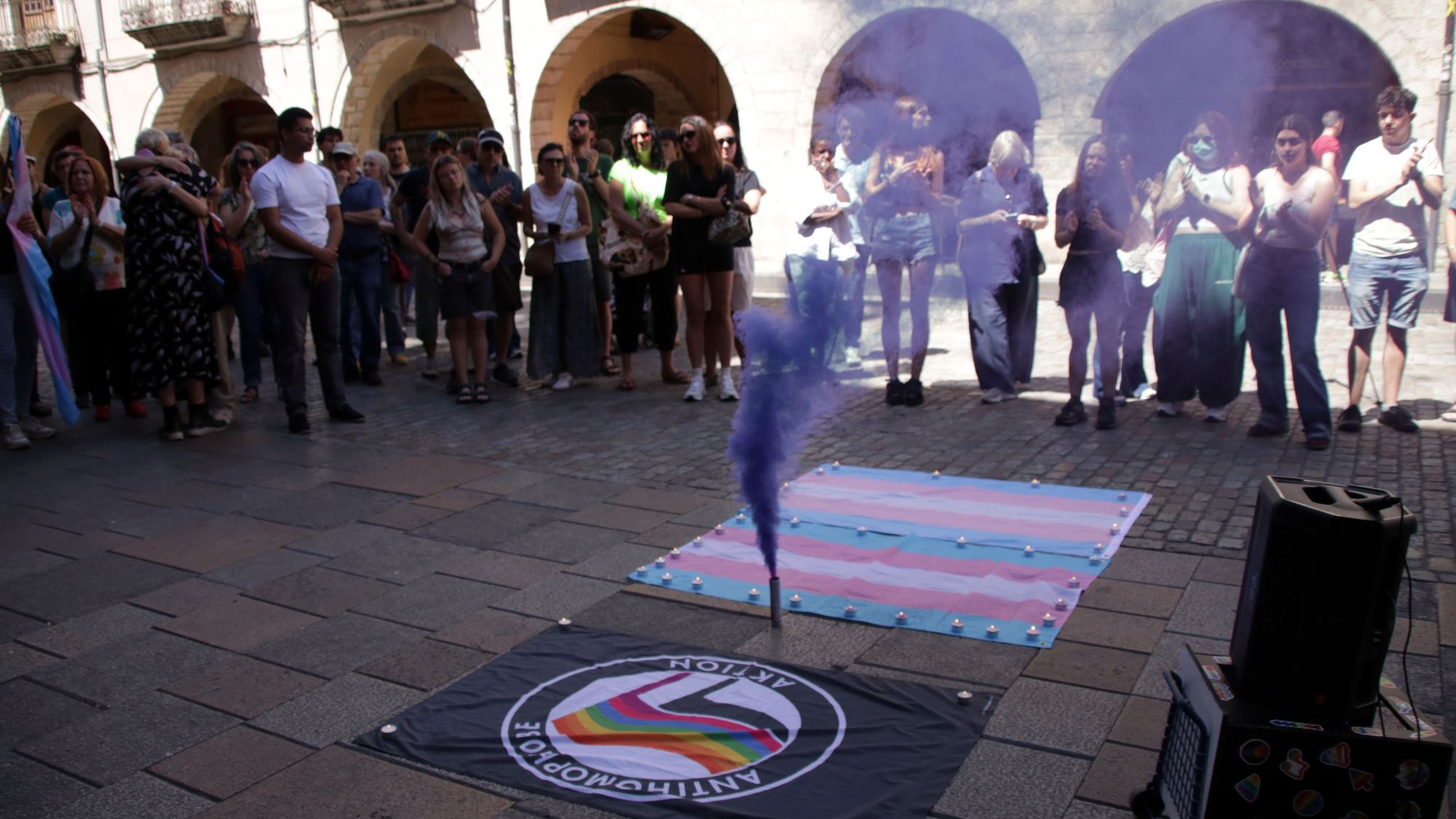 Una bengala amb fum lila encesa a la plaça del Vi