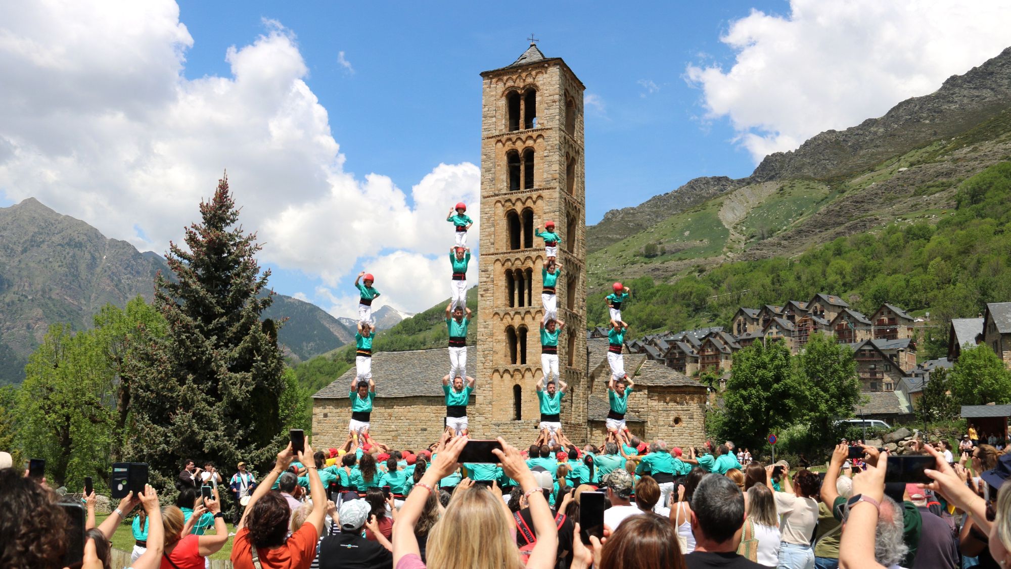 Bateria de pilars dels castellers de Vilafranca davant l'església de Sant Climent de Taüll