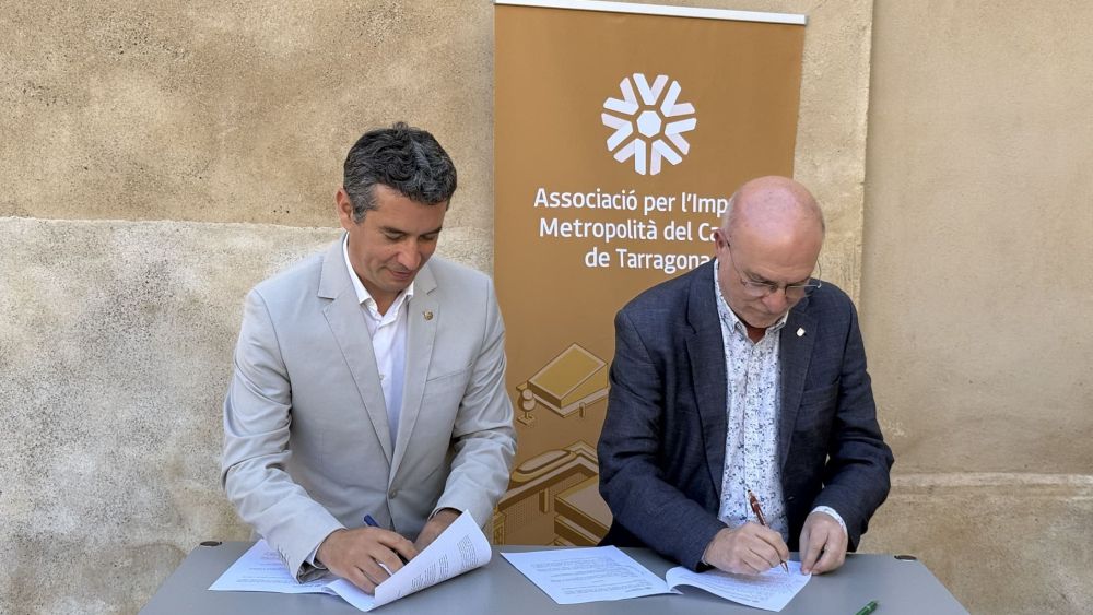 Kenneth Martínez i Roc Muñoz signant el conveni