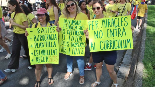 Docents amb cartells reivindicatius durant la manifestació